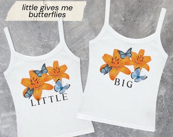 Camisetas grandes y pequeñas con la frase "Me das mariposas" // Camisetas de hermandad con lirios y mariposas // Camisetas grandes y pequeñas con flores tropicales para bebés