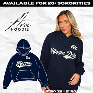 Puede incluir: Sudadera con capucha azul marino con la inscripción "Kappa Delta" en crema y "1897" en una bandera. También se muestra un dibujo lineal de la sudadera con capucha. El texto "Ava Hoodie" está en la parte superior.
