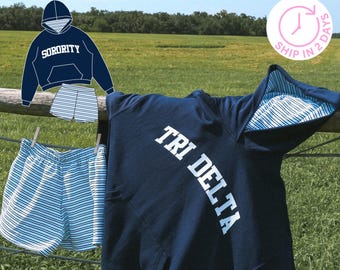 Gestreepte hoodie en shortset van een studentenvereniging: marineblauwe strepen, loungewear voor studentenverenigingen