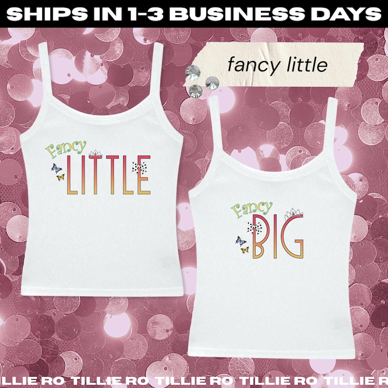 Pode incluir: Duas camisetas brancas com as palavras "Fancy Little" e "Fancy Big" em letras coloridas. A parte superior "Little" tem borboletas e a parte superior "Big" tem um gr&aacute;fico de coroa. O fundo &eacute; um padr&atilde;o de lantejoulas rosa.
