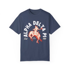 Camiseta Alpha Delta Pi Bronco Comfort Colors // Camiseta estética de hermandad occidental // ADPi, Camisa de hermandad de moda Alpha Delta Pi imagen 2