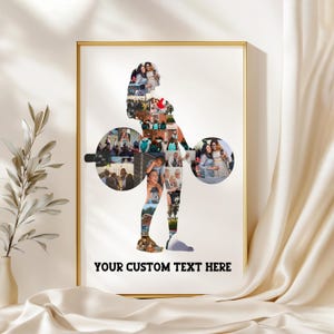 Könnte beinhalten: Gerahmter Druck mit goldenem Rahmen, der eine Gewichtheber-Silhouette darstellt, die aus mehreren Fotos besteht. Das Kunstwerk enthält unten den Text "YOUR CUSTOM TEXT HERE". Der Hintergrund ist ein weiches Off-White mit drapiertem Stoff.