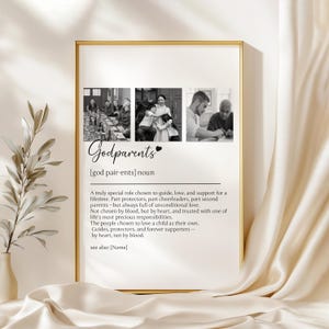 Könnte beinhalten: Ein gerahmter Druck mit dem Wort "Godparents" in Schreibschrift, einer Definition und drei Schwarz-Weiß-Fotos. Die Definition beschreibt die Rolle von Paten als Führer und Unterstützer.