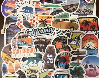 Op de afbeelding: Een verzameling kleurrijke stickers met verschillende ontwerpen met een Californië-thema, waaronder een vintage busje, palmbomen, surfplanken en de woorden "California" en "San Diego".