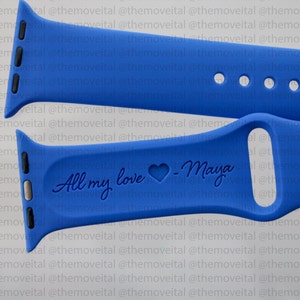 以下が含まれることがあります： 「All my love - Maya」と刻まれた青いApple Watchバンド