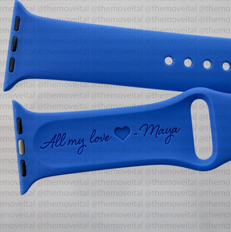 以下が含まれることがあります： 「All my love - Maya」と刻まれた青いApple Watchバンド