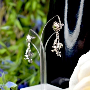 Orecchini a forma di drago in argento antico con strass di peridoto