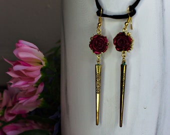 Orecchini con punte in oro e rosa rossa
