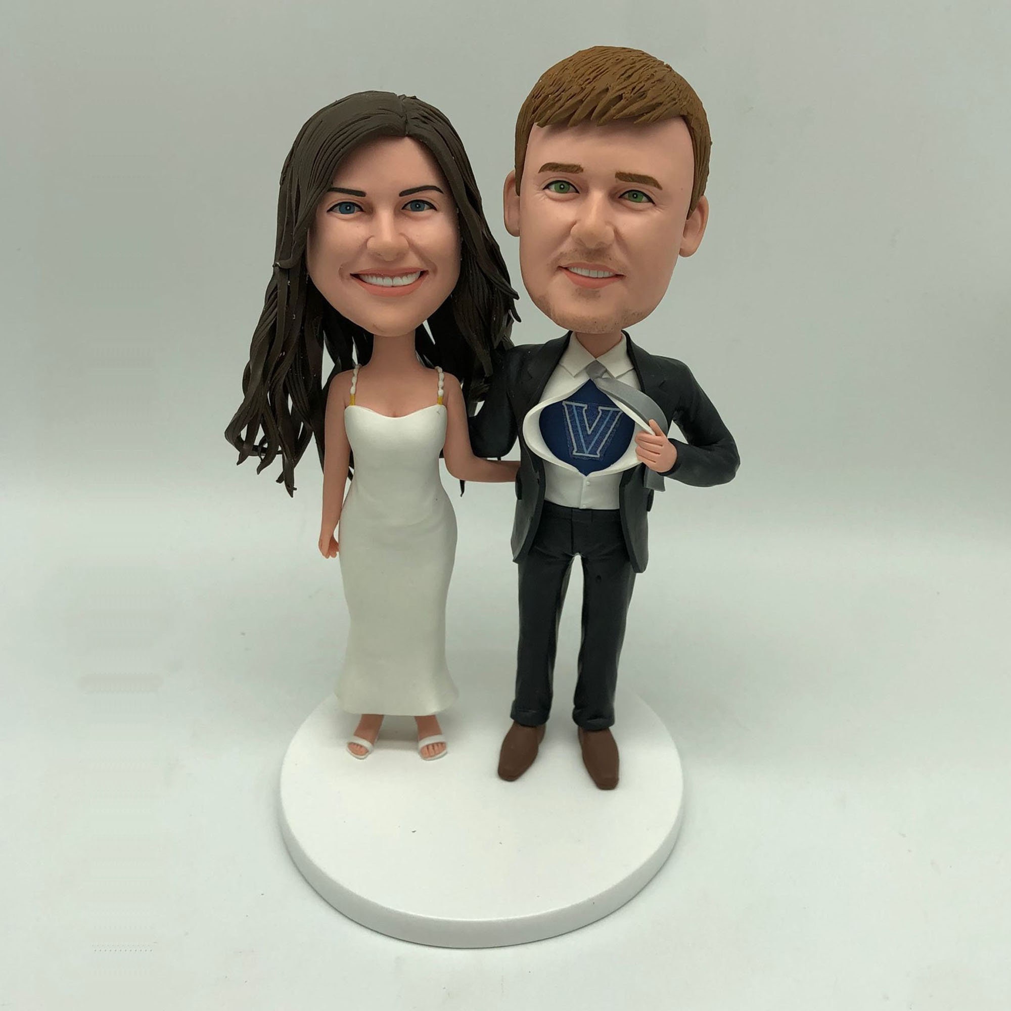 Cabezones personalizados para novios, regalo hecho a mano para novios con vestido de novia, camiseta ajustada y anillos y pendientes como complemento.