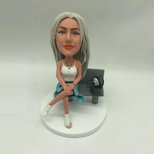 custom female bobblehead,gifts for her, bobblehead custom doe femle boss sitting on bench with handbag, suprised gifts