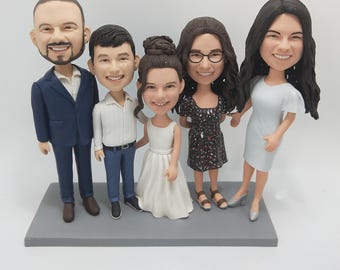 Figura cabezona personalizada para pastel de bodas, con novios y familia.