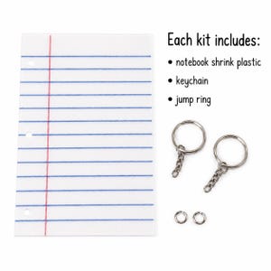 Puede incluir: Un kit para hacer llaveros con tem&aacute;tica de cuaderno. El kit incluye pl&aacute;stico retr&aacute;ctil para cuaderno, llaveros y anillas. El pl&aacute;stico retr&aacute;ctil para cuaderno tiene l&iacute;neas azules y un margen rojo sobre un fondo blanco. El texto "Each kit includes:" tambi&eacute;n es visible.