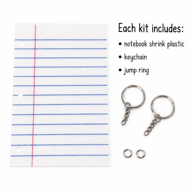 Puede incluir: Un kit para hacer llaveros con tem&aacute;tica de cuaderno. El kit incluye pl&aacute;stico retr&aacute;ctil para cuaderno, llaveros y anillas. El pl&aacute;stico retr&aacute;ctil para cuaderno tiene l&iacute;neas azules y un margen rojo sobre un fondo blanco. El texto "Each kit includes:" tambi&eacute;n es visible.