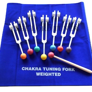 7 CHAKRA Gewichtetes Stimmgabel-Set mit abnehmbarem 7-Farben-Gummiball & Samtbeutel