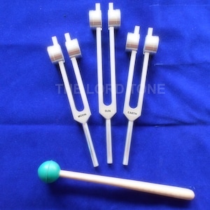 Planetary 3 Gewichtete Stimmgabel SONNE, MOND, ERDE, mit Holzhammer + Samtbeutel