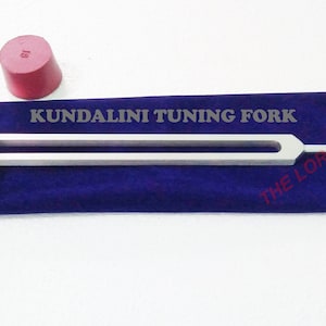 Kundalini Stimmgabel mit Samtbeutel & Aktivator