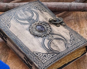 Caderno de couro Triple Moon | Grimório em relevo, formato A5 com acabamento antigo
