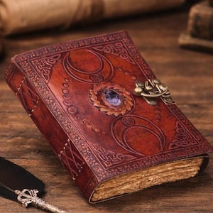 Diario de cuero marrón Triple Moon A5 / 5 opciones de piedras / 220 páginas gruesas / Grimorio personalizado