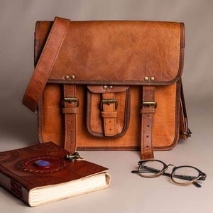 Sac en cuir Festival | Plusieurs compartiments rembourrés pour iPad/livre/téléphone | Raccords en laiton massif | 3 tailles disponibles - personnalisées