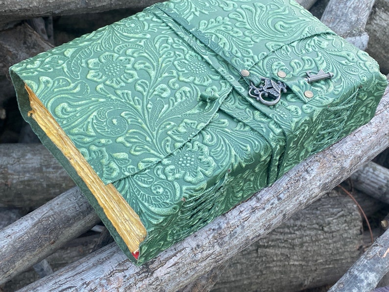 Groene lederen dagboek met bloemenreliëf 4 Papierkeuzes Wikkel rond ontwerp A5-formaat van Grasslanders afbeelding 6