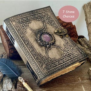 A5 Antik Triple Moon Leder | 5 Stein Auswahl | 4 Papierauswahl | 200 Vintage Seiten | Messing C-Lock-Verschluss | Personalisiertes Wicca Grimoire