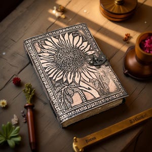 Journal A5 en cuir tournesol | 240 feuilles de papier | Fermoir c en laiton | journal en cuir cousu main | design exclusif