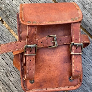Cartable en cuir pur de 10 pouces |  Compartiments rembourrés pour livre/téléphone | Bretelles réglables | Fermetures éclair YKK en laiton | Cuir pur