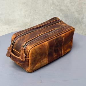 Kulturtasche aus reinem Leder | Vollnarbenleder | Wasserdichtes Futter | Robuste 10 '' Tasche | Messing YKK Reißverschlüsse - Dopp Kit - Beunruhigtes Leder