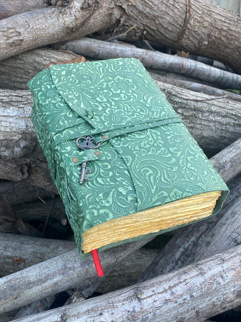 Groene lederen dagboek met bloemenreliëf 4 Papierkeuzes Wikkel rond ontwerp A5-formaat van Grasslanders afbeelding 5
