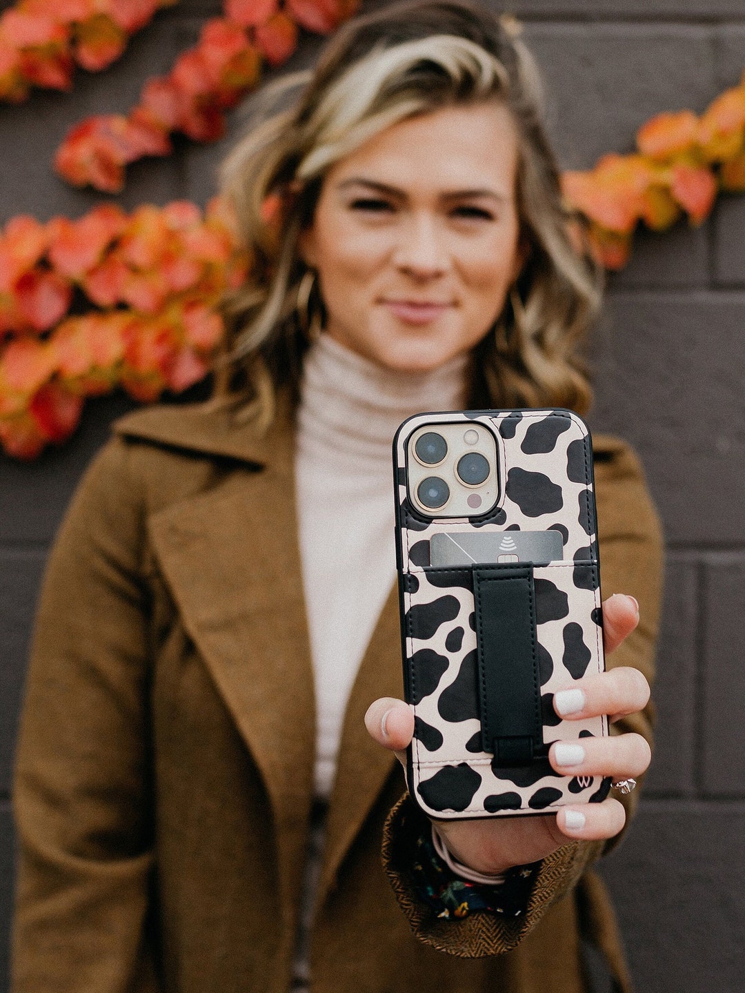 cowhide-vegan-leather-iphone-and-samsung-case-with-card-holder-finger