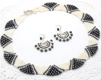 Mooie ketting en oorbellen, witte en zwarte sieraden set, Statement korte ketting, handgemaakte unieke sieraden, cadeau voor vrouw en vrouw