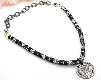 Collier noir et blanc, Déclaration bijoux longs, Cadeau pour elle et sa petite amie, Collier boho pendentif en argent gravé, Collier ethnique unique