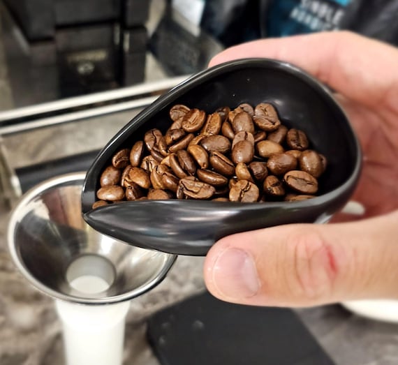 Une Tasse De Café Et Des Grains De Café Sur Un Plateau En Bois | Photo