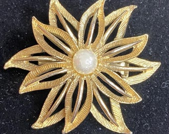 Gerry's Flower Star Brooch Faux Pearl Gold Jewelry