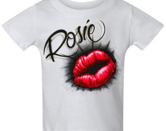 Diseño de nombre personalizado con beso en los labios escrito con aerógrafo