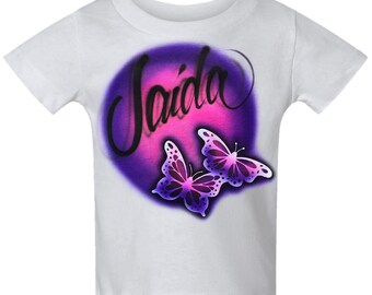 Diseño de nombre personalizado con mariposas escritas con aerógrafo