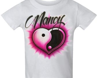 Diseño de nombre personalizado con corazón Yin Yang escrito con aerógrafo