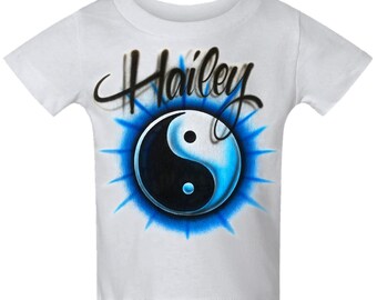 Diseño de nombre personalizado con yin yang escrito con aerógrafo