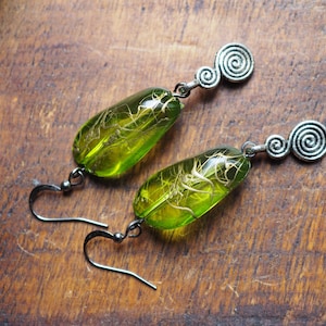 Drop earrings with green and gold acrylic beads and small aged gold charms finish - Vert et Or