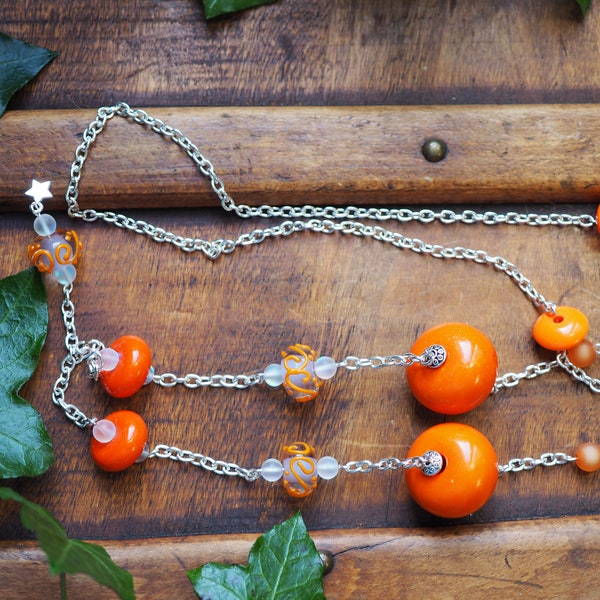 Long collier sautoir perles Murano orange & blanche et chaînette argent