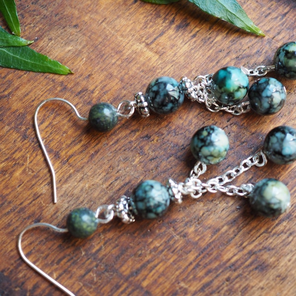 Boucles d'oreilles perles rondes marbrées, chaînettes - Gris vert