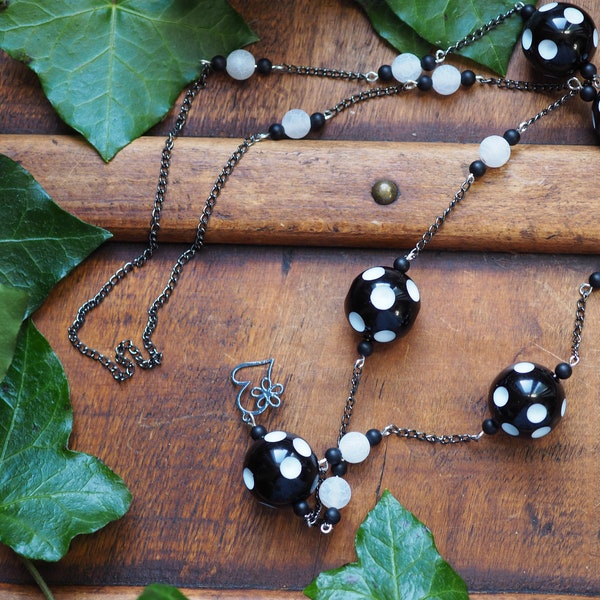 Collier sautoir perles rondes noir à pois blanc en acrylique sur chainette noire et breloque estampe cœur - Noir et blanc