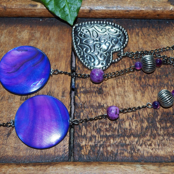 Collier sautoir sur chaînette noire avec grosses perles rondes palets en nacre et petites perles gemme - Harmonie de Violets