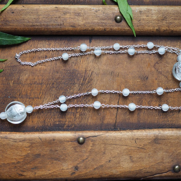 Long collier sautoir perles rondes plates/galets en verre feuille argent sur chaînette argent et petites perles en verre blanches - Blanc