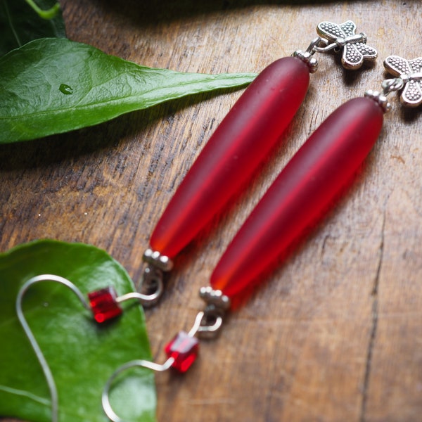 BO longues  "gouttes" rouges (perles verre de mer) et finition petits "papillons" en métal argenté - Rouge