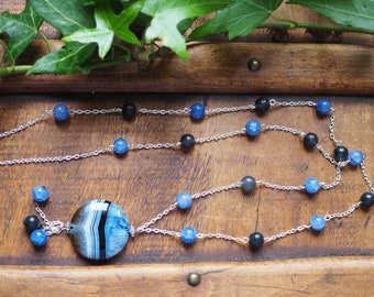 Long collier sautoir sur chaînette argent avec grosse perle naturelle et petites perles rondes en harmonie - Bleu & Noir