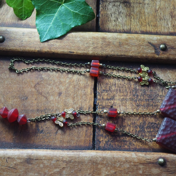 Long collier sautoir belles perles en verre martelés, chaînette bronze et petites perles en verre - Harmonie de Rouges foncés