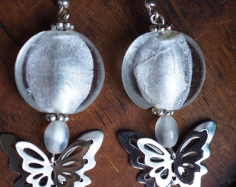 BO perles rondes plates/palets en verre - Blanches coeur feuilleté argent et finition papillons en relief - Blanc