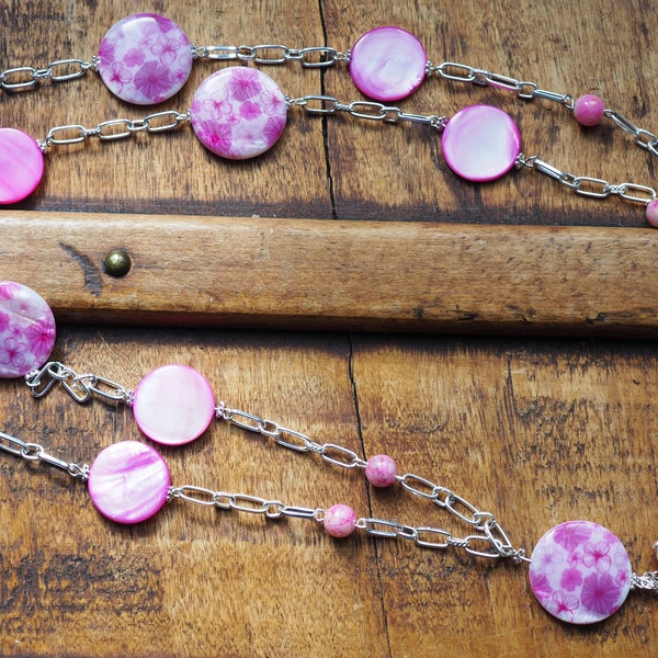 Collier sautoir perles rondes plates/galets en nacre 25mm imprimées fleurs sur chainette argent - Harmonie de roses