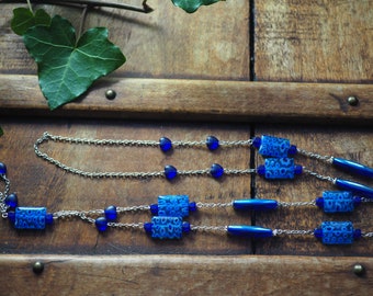 Long collier sautoir sur chaînette argent, perles rectangulaires millefiori en verre et petites perles en verre - Harmonie de bleus durs
